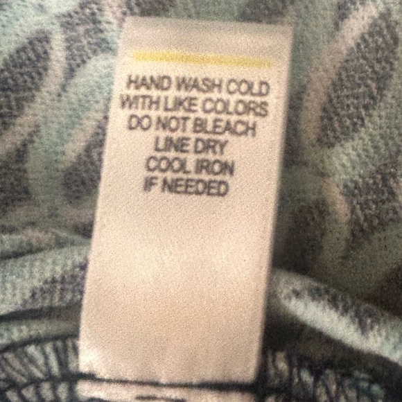 Teal and Navy Patterned Sleeveless Top. Great for Layering with a Cardigan! - Picture 7 of 7